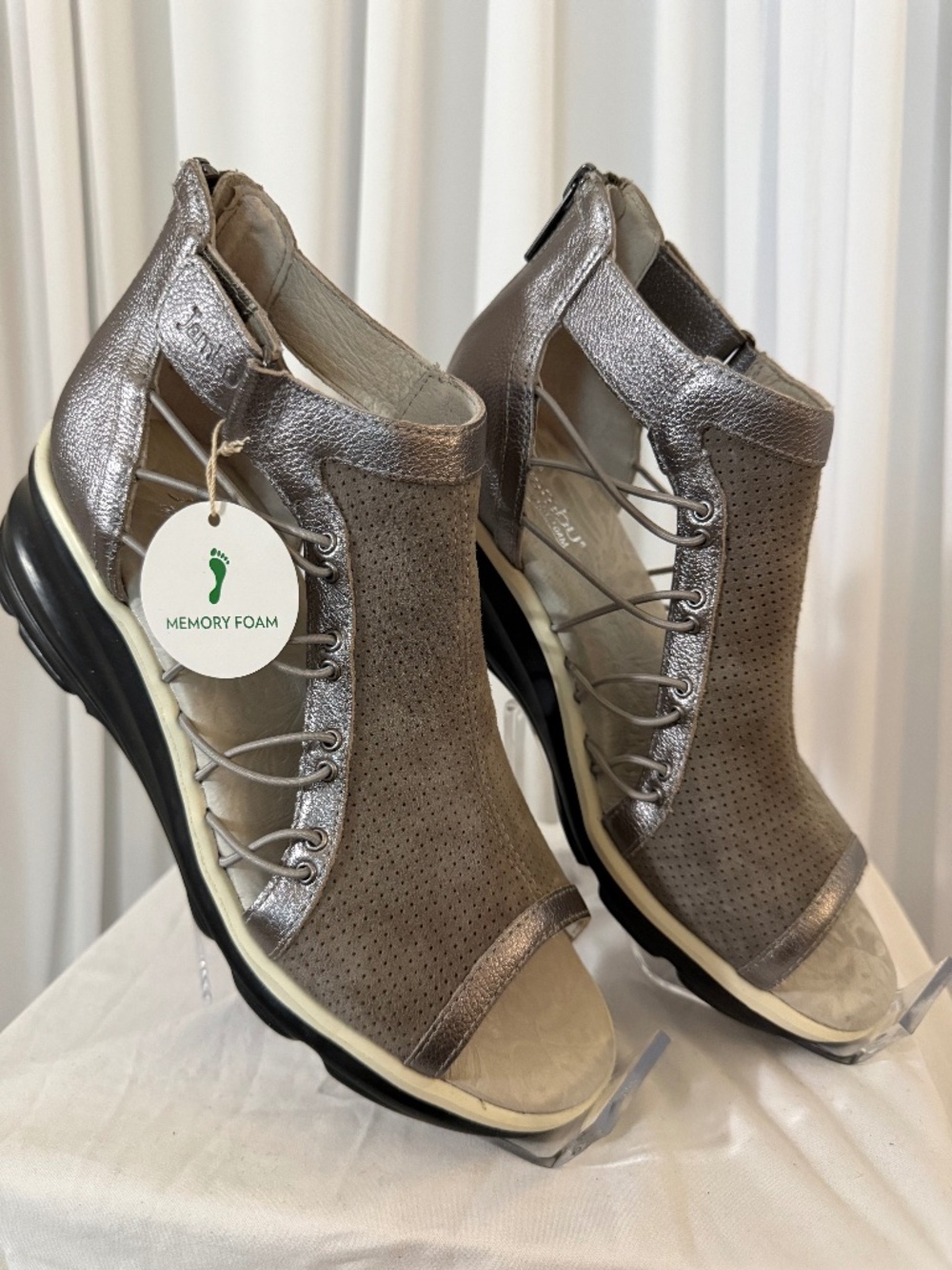 Jambu Naomi Metallic Leather Memory Foam Wedge Sandals 8M NWOB